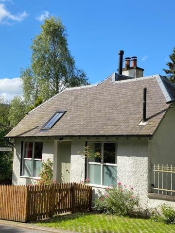 Cobbler'S Cottage At Kindrochet, Strathtay พิทลอครี ภายนอก รูปภาพ
